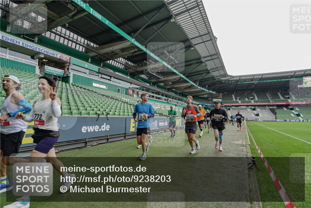 05.10.2025 - 20. swb-Marathon Bremen Michael Burmester http://msf.ph/oto/9238203 05.10.2025 13:02:00 Laufen im Stadion 152, 335, 428, 493, 546, 672, 772, 843, 979, 1030, 1256, 1348, 1361, 1452, 1732, 1744, 1759, 1856, 1893, 1899, 1924, 1933, 1996, 2096, 2102, 2143, 2245, 2272, 2306, 2433, 2555, 2565, 2796, 2910, 2912, 2918, 2991, 3053, 3206, 3208, 3217, 3387, 3525, 3526, 3662, 3663, 3673, 3861, 3877, 3926, 3930, 4017, 4018, 4086, 4364, 4409, 4444, 4477, 4564, 4618, 4688, 4705, 4847, 4882, 4947, 4980, 4985, 5150, 5309, 5557, 5570, 5580, 5731, 5893, 5934, 6157, 6328, 6382, 58, 440 meine-sportfotos.de