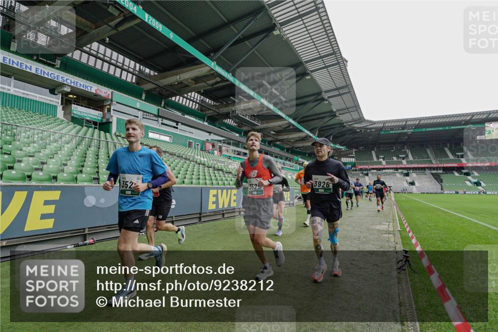 05.10.2025 - 20. swb-Marathon Bremen Michael Burmester http://msf.ph/oto/9238212 05.10.2025 13:02:00 Laufen im Stadion 152, 335, 428, 493, 546, 672, 772, 843, 979, 1030, 1256, 1348, 1361, 1452, 1732, 1744, 1759, 1856, 1893, 1899, 1924, 1933, 1996, 2096, 2102, 2143, 2245, 2272, 2306, 2433, 2555, 2565, 2796, 2910, 2912, 2918, 2991, 3053, 3206, 3208, 3217, 3387, 3525, 3526, 3662, 3663, 3673, 3861, 3877, 3926, 3930, 4017, 4018, 4086, 4364, 4409, 4444, 4477, 4564, 4618, 4688, 4705, 4847, 4882, 4947, 4980, 4985, 5150, 5309, 5557, 5570, 5580, 5731, 5893, 5934, 6157, 6328, 6382, 58, 440 meine-sportfotos.de