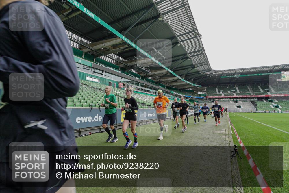 05.10.2025 - 20. swb-Marathon Bremen Michael Burmester http://msf.ph/oto/9238220 05.10.2025 13:02:01 Laufen im Stadion 152, 428, 493, 546, 672, 772, 843, 979, 1030, 1256, 1348, 1361, 1452, 1732, 1744, 1759, 1856, 1893, 1899, 1924, 1933, 1996, 2096, 2102, 2143, 2245, 2272, 2306, 2433, 2555, 2565, 2796, 2910, 2912, 2918, 2991, 3053, 3206, 3208, 3217, 3387, 3525, 3526, 3662, 3663, 3673, 3861, 3877, 3926, 3930, 4017, 4018, 4086, 4364, 4409, 4444, 4477, 4564, 4618, 4688, 4705, 4847, 4882, 4947, 4980, 4985, 5150, 5309, 5557, 5570, 5580, 5652, 5731, 5893, 5934, 6157, 6328, 6382, 58, 440 meine-sportfotos.de