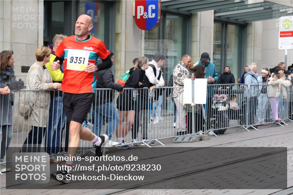 05.10.2025 - 20. swb-Marathon Bremen Strokosch-Dieckow http://msf.ph/oto/9238230 05.10.2025 10:46:03 Ziel 9009, 9207, 9351, 9362, 9400, 9921, 11167, 11462, 9009, 9207, 9351, 9362, 9400, 9921, 11167, 11462 meine-sportfotos.de