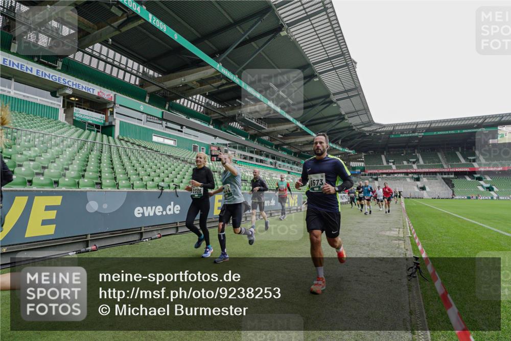 05.10.2025 - 20. swb-Marathon Bremen Michael Burmester http://msf.ph/oto/9238253 05.10.2025 13:02:04 Laufen im Stadion 152, 428, 493, 546, 672, 772, 843, 921, 979, 1030, 1256, 1348, 1361, 1452, 1732, 1744, 1759, 1856, 1893, 1899, 1924, 1933, 1996, 2096, 2102, 2143, 2245, 2272, 2306, 2433, 2555, 2565, 2774, 2796, 2910, 2912, 2918, 2991, 3053, 3206, 3208, 3217, 3387, 3525, 3526, 3662, 3663, 3673, 3861, 3877, 3926, 3930, 4017, 4018, 4086, 4129, 4364, 4409, 4444, 4477, 4564, 4618, 4688, 4705, 4847, 4882, 4947, 4980, 4985, 5309, 5557, 5570, 5580, 5652, 5731, 5893, 5934, 6157, 6328, 6382, 58, 440 meine-sportfotos.de