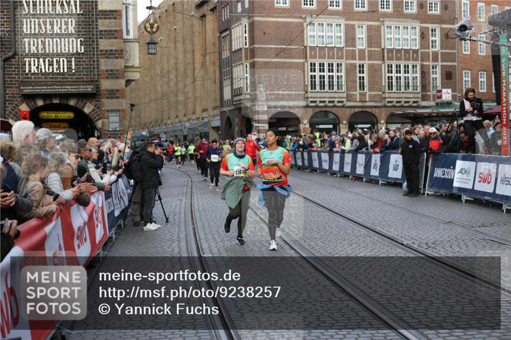 05.10.2025 - 20. swb-Marathon Bremen Yannick Fuchs http://msf.ph/oto/9238257 05.10.2025 11:06:59 Ziel 8574, 9321, 9605, 9826, 9942, 9976, 10001, 10148, 10168, 10580, 10747, 10748, 10937, 11355, 11389, 11414, 11497 meine-sportfotos.de