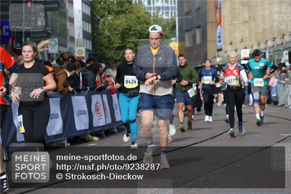 05.10.2025 - 20. swb-Marathon Bremen Strokosch-Dieckow http://msf.ph/oto/9238287 05.10.2025 10:56:19 Ziel 9258, 9424, 9783, 9932, 10028, 10191, 10196, 10424, 10590, 10992, 11364, 11554, 11662, 11723 meine-sportfotos.de