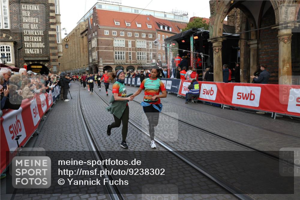 05.10.2025 - 20. swb-Marathon Bremen Yannick Fuchs http://msf.ph/oto/9238302 05.10.2025 11:07:02 Ziel 8574, 9321, 9605, 9826, 9942, 9976, 10148, 10168, 10580, 11355, 11389, 11414, 11497, 11622 meine-sportfotos.de