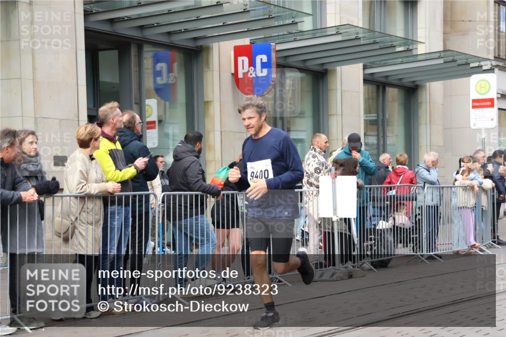 05.10.2025 - 20. swb-Marathon Bremen Strokosch-Dieckow http://msf.ph/oto/9238323 05.10.2025 10:46:05 Ziel 9009, 9207, 9351, 9362, 9400, 9921, 10268, 11167, 11462, 9009, 9207, 9351, 9362, 9400, 9921, 10268, 11167, 11462 meine-sportfotos.de