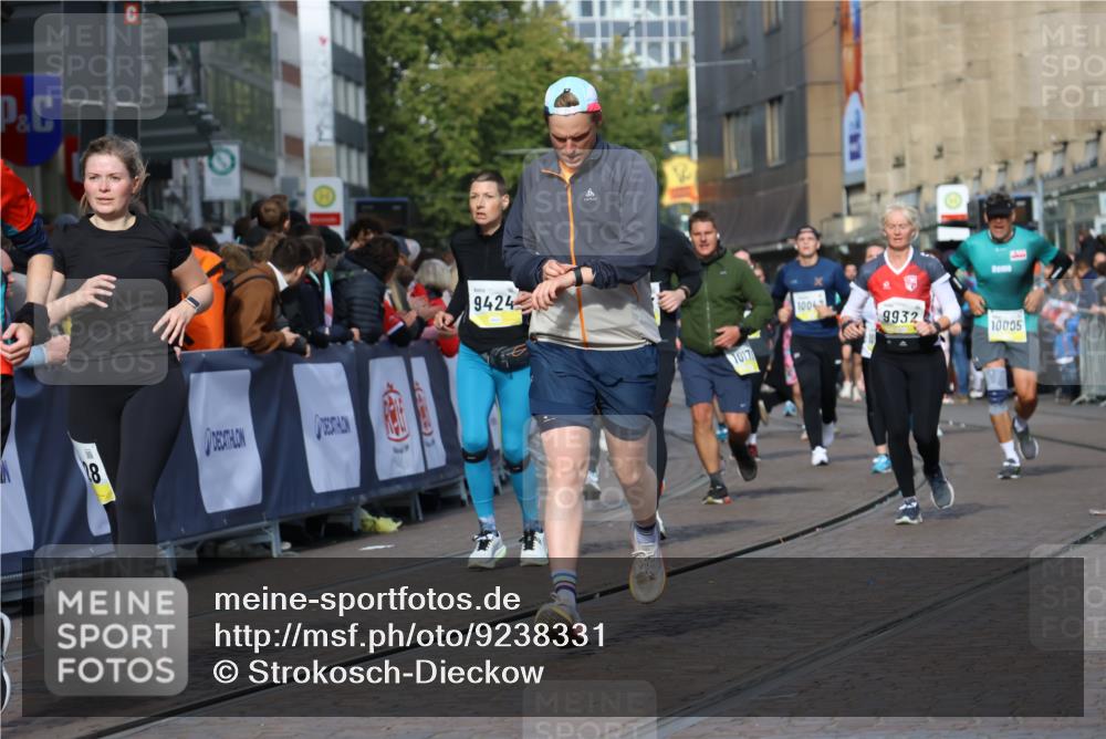 05.10.2025 - 20. swb-Marathon Bremen Strokosch-Dieckow http://msf.ph/oto/9238331 05.10.2025 10:56:19 Ziel 9258, 9424, 9783, 9932, 10028, 10191, 10196, 10424, 10590, 10992, 11364, 11554, 11662, 11723 meine-sportfotos.de