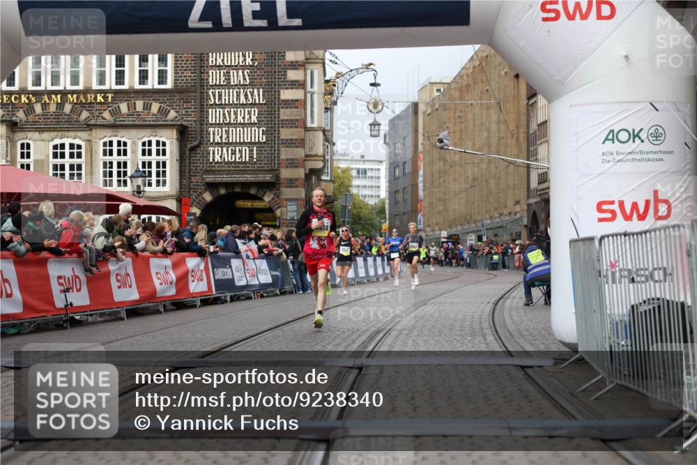 05.10.2025 - 20. swb-Marathon Bremen Yannick Fuchs http://msf.ph/oto/9238340 05.10.2025 10:39:24 Ziel 9239, 9863, 10908 meine-sportfotos.de