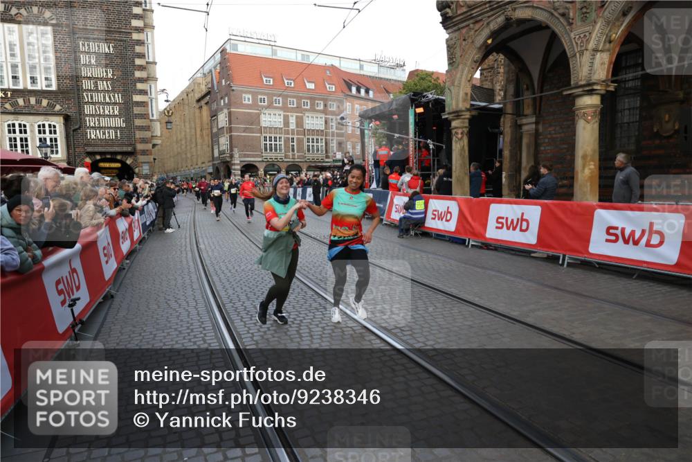 05.10.2025 - 20. swb-Marathon Bremen Yannick Fuchs http://msf.ph/oto/9238346 05.10.2025 11:07:02 Ziel 8574, 9321, 9605, 9826, 9942, 9976, 10148, 10168, 10580, 11355, 11389, 11414, 11497, 11622 meine-sportfotos.de