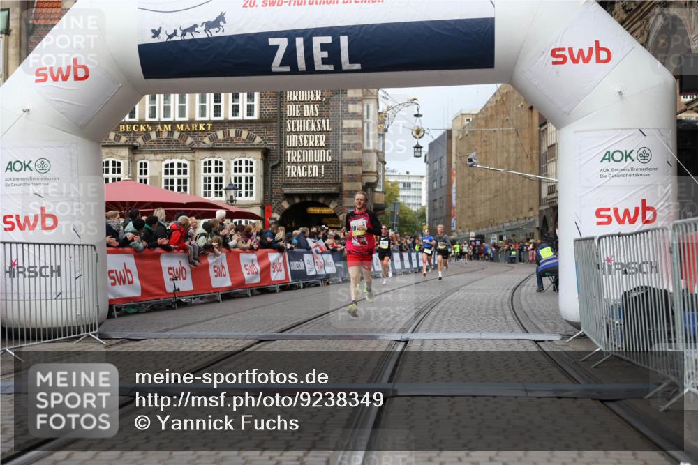 05.10.2025 - 20. swb-Marathon Bremen Yannick Fuchs http://msf.ph/oto/9238349 05.10.2025 10:39:24 Ziel 9239, 9863, 10908 meine-sportfotos.de