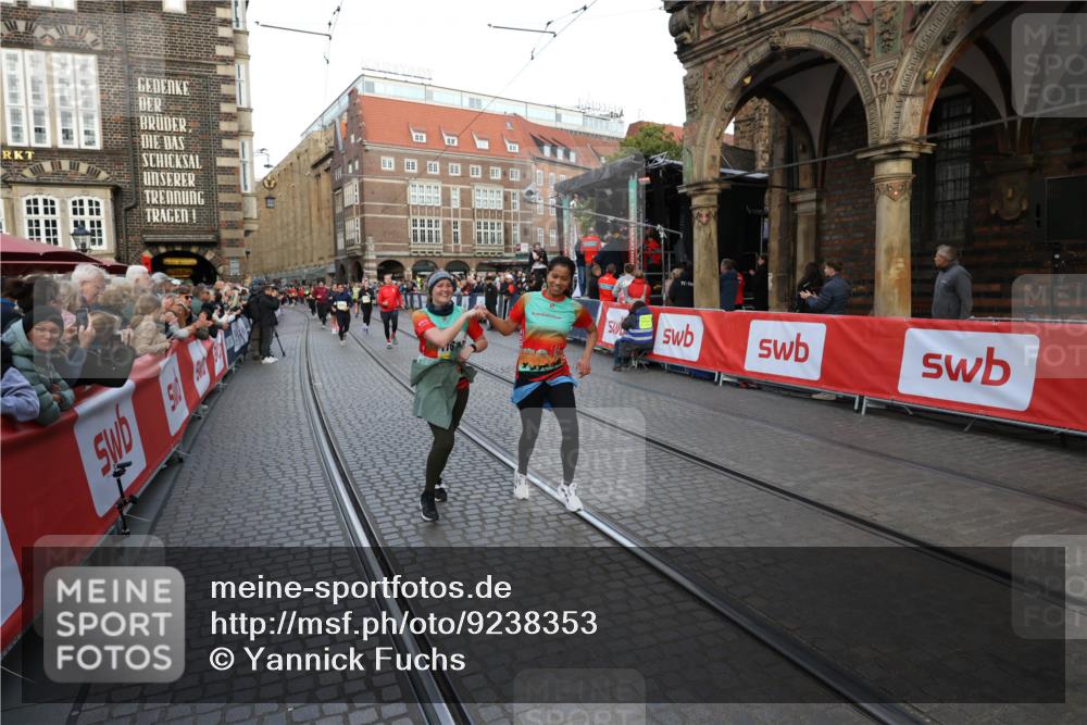 05.10.2025 - 20. swb-Marathon Bremen Yannick Fuchs http://msf.ph/oto/9238353 05.10.2025 11:07:02 Ziel 8574, 9321, 9605, 9826, 9942, 9976, 10148, 10168, 10580, 11355, 11389, 11414, 11497, 11622 meine-sportfotos.de