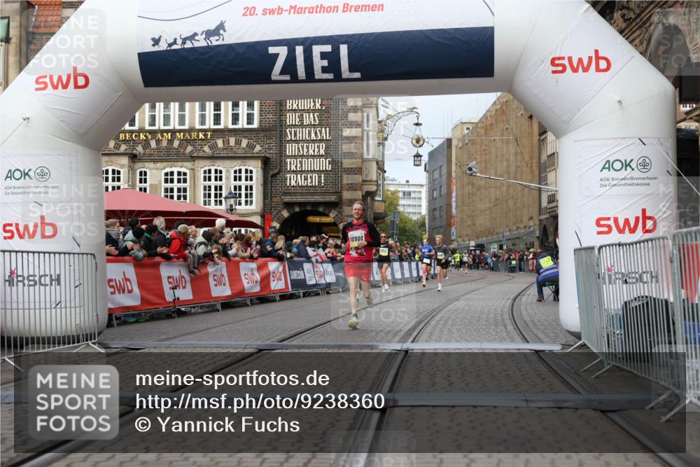 05.10.2025 - 20. swb-Marathon Bremen Yannick Fuchs http://msf.ph/oto/9238360 05.10.2025 10:39:24 Ziel 9239, 9863, 10908 meine-sportfotos.de