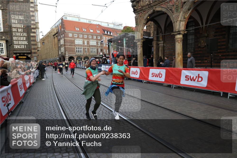 05.10.2025 - 20. swb-Marathon Bremen Yannick Fuchs http://msf.ph/oto/9238363 05.10.2025 11:07:02 Ziel 8574, 9321, 9605, 9826, 9942, 9976, 10148, 10168, 10580, 11355, 11389, 11414, 11497, 11622 meine-sportfotos.de