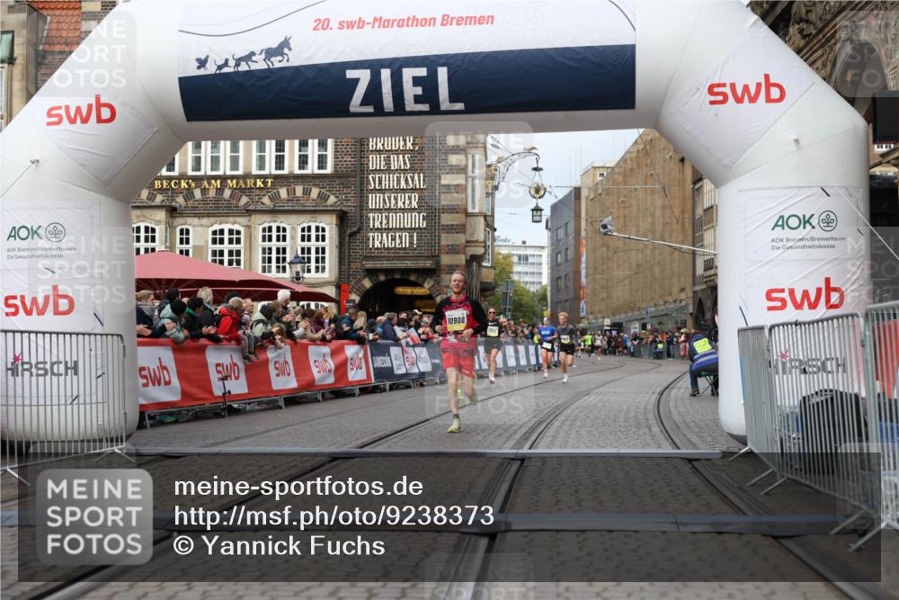 05.10.2025 - 20. swb-Marathon Bremen Yannick Fuchs http://msf.ph/oto/9238373 05.10.2025 10:39:24 Ziel 9239, 9863, 10908 meine-sportfotos.de