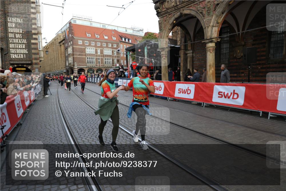 05.10.2025 - 20. swb-Marathon Bremen Yannick Fuchs http://msf.ph/oto/9238377 05.10.2025 11:07:02 Ziel 8574, 9321, 9605, 9826, 9942, 9976, 10148, 10168, 10580, 11355, 11389, 11414, 11497, 11622 meine-sportfotos.de