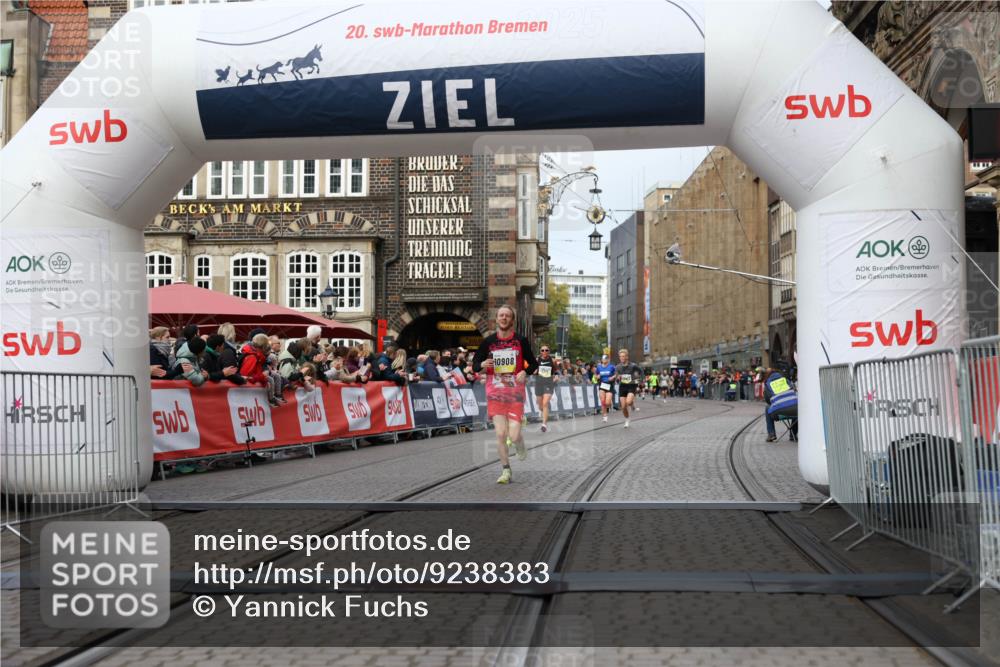 05.10.2025 - 20. swb-Marathon Bremen Yannick Fuchs http://msf.ph/oto/9238383 05.10.2025 10:39:24 Ziel 9239, 9863, 10908 meine-sportfotos.de