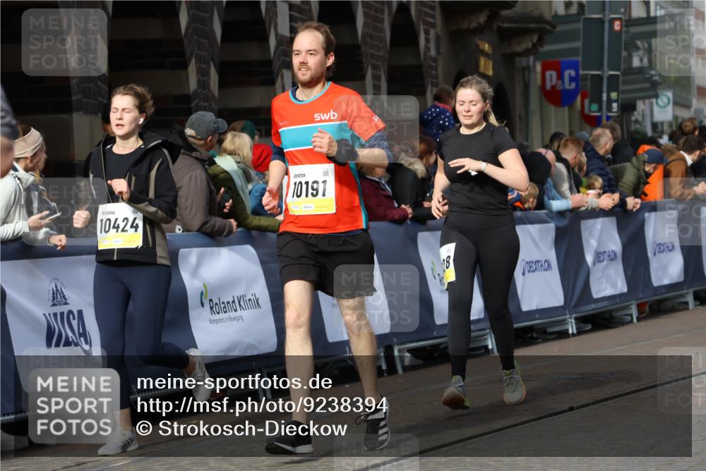 05.10.2025 - 20. swb-Marathon Bremen Strokosch-Dieckow http://msf.ph/oto/9238394 05.10.2025 10:56:20 Ziel 9424, 9783, 9932, 10028, 10191, 10196, 10387, 10424, 10546, 10590, 11554, 11662, 11723 meine-sportfotos.de