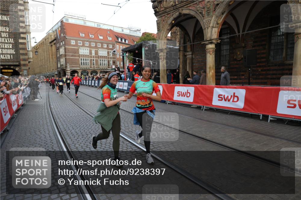 05.10.2025 - 20. swb-Marathon Bremen Yannick Fuchs http://msf.ph/oto/9238397 05.10.2025 11:07:02 Ziel 8574, 9321, 9605, 9826, 9942, 9976, 10148, 10168, 10580, 11355, 11389, 11414, 11497, 11622 meine-sportfotos.de