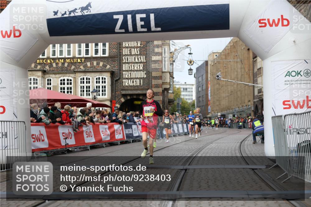 05.10.2025 - 20. swb-Marathon Bremen Yannick Fuchs http://msf.ph/oto/9238403 05.10.2025 10:39:25 Ziel 9239, 9863, 10908, 11067 meine-sportfotos.de
