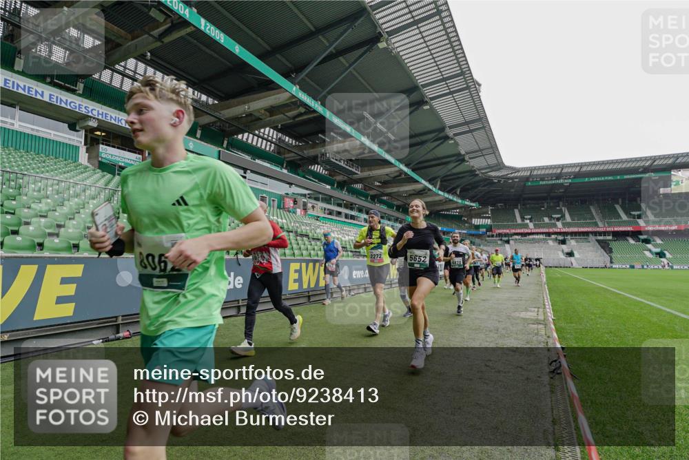 05.10.2025 - 20. swb-Marathon Bremen Michael Burmester http://msf.ph/oto/9238413 05.10.2025 13:02:17 Laufen im Stadion 97, 428, 493, 518, 729, 772, 843, 921, 1030, 1121, 1256, 1348, 1361, 1452, 1704, 1732, 1733, 1744, 1759, 1856, 1899, 1924, 1933, 2143, 2245, 2272, 2306, 2555, 2772, 2774, 2796, 2910, 2912, 2991, 3053, 3206, 3208, 3217, 3525, 3526, 3673, 3861, 3917, 3926, 3930, 4017, 4018, 4086, 4129, 4322, 4364, 4409, 4444, 4464, 4477, 4481, 4564, 4688, 4705, 4817, 4847, 4882, 4885, 4947, 4980, 4985, 5309, 5557, 5570, 5580, 5652, 5731, 5893, 5934, 6157, 6325, 6328, 6382, 7217, 7433, 7659, 152 meine-sportfotos.de