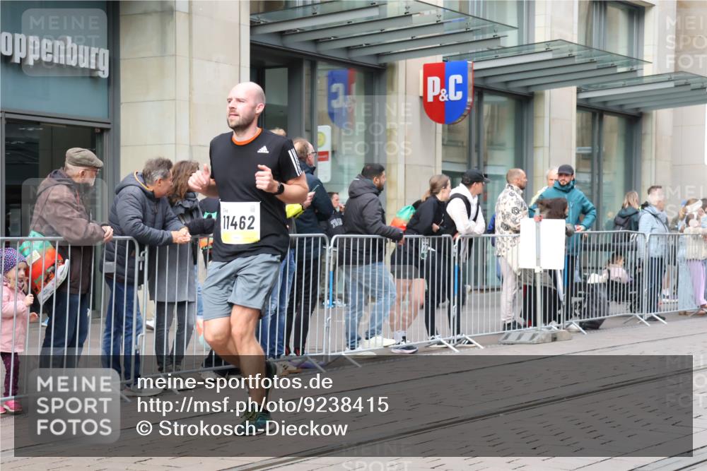 05.10.2025 - 20. swb-Marathon Bremen Strokosch-Dieckow http://msf.ph/oto/9238415 05.10.2025 10:46:07 Ziel 9009, 9207, 9351, 9362, 9366, 9400, 9921, 10268, 11167, 11268, 11462, 9009, 9207, 9351, 9362, 9366, 9400, 9921, 10268, 11167, 11268, 11462 meine-sportfotos.de