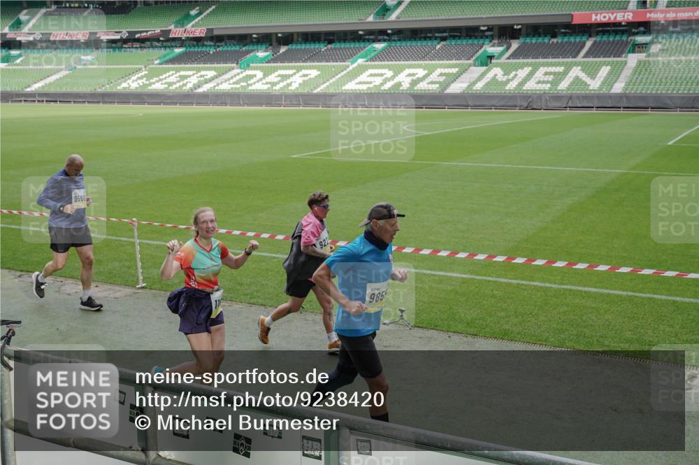 05.10.2025 - 20. swb-Marathon Bremen Michael Burmester http://msf.ph/oto/9238420 05.10.2025 10:33:37 Laufen im Stadion 5172, 7077, 9000, 9221, 9258, 9260, 9282, 9314, 9359, 9367, 9402, 9424, 9492, 9520, 9529, 9539, 9541, 9560, 9569, 9570, 9574, 9577, 9633, 9654, 9703, 9717, 9811, 9835, 9855, 9881, 9882, 9900, 9902, 9933, 9935, 10008, 10015, 10028, 10032, 10042, 10107, 10180, 10231, 10232, 10233, 10234, 10253, 10256, 10287, 10302, 10307, 10323, 10387, 10394, 10402, 10475, 10484, 10533, 10546, 10590, 10591, 10755, 10758, 10794, 10915, 10992, 9195, 9197, 9295, 9392, 9407, 9461, 9492 meine-sportfotos.de