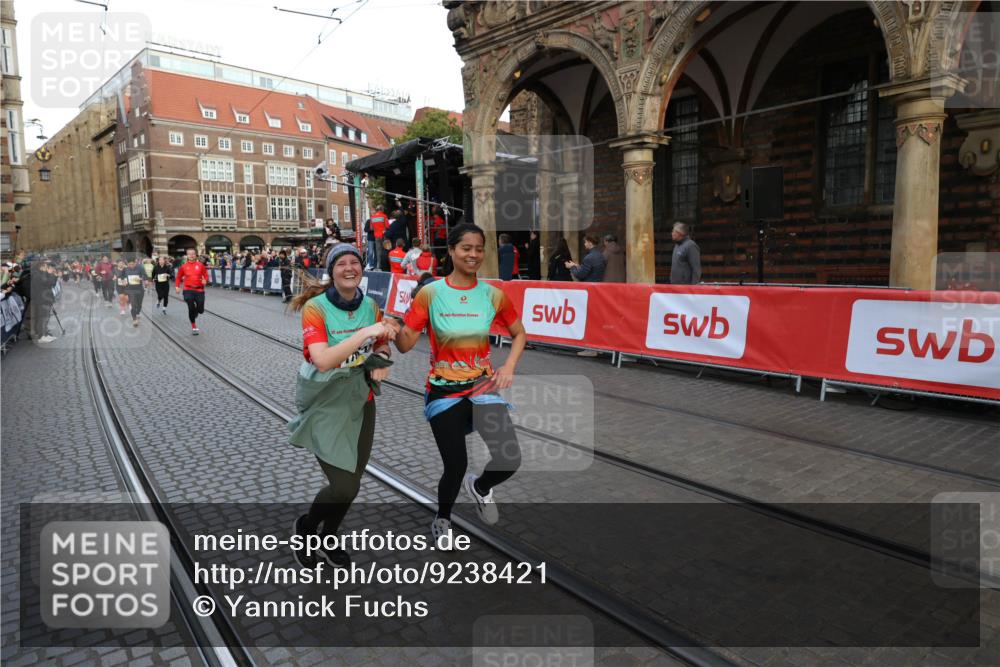 05.10.2025 - 20. swb-Marathon Bremen Yannick Fuchs http://msf.ph/oto/9238421 05.10.2025 11:07:03 Ziel 8574, 9321, 9605, 9826, 9942, 9976, 10396, 10580, 11355, 11389, 11414, 11497, 11622 meine-sportfotos.de