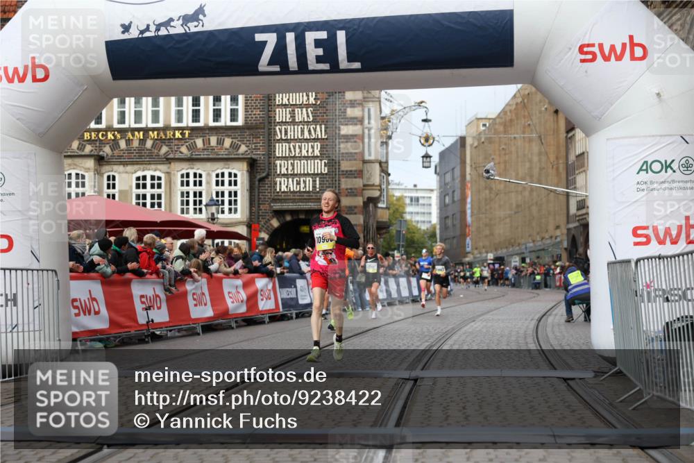 05.10.2025 - 20. swb-Marathon Bremen Yannick Fuchs http://msf.ph/oto/9238422 05.10.2025 10:39:25 Ziel 9239, 9863, 10908, 11067 meine-sportfotos.de