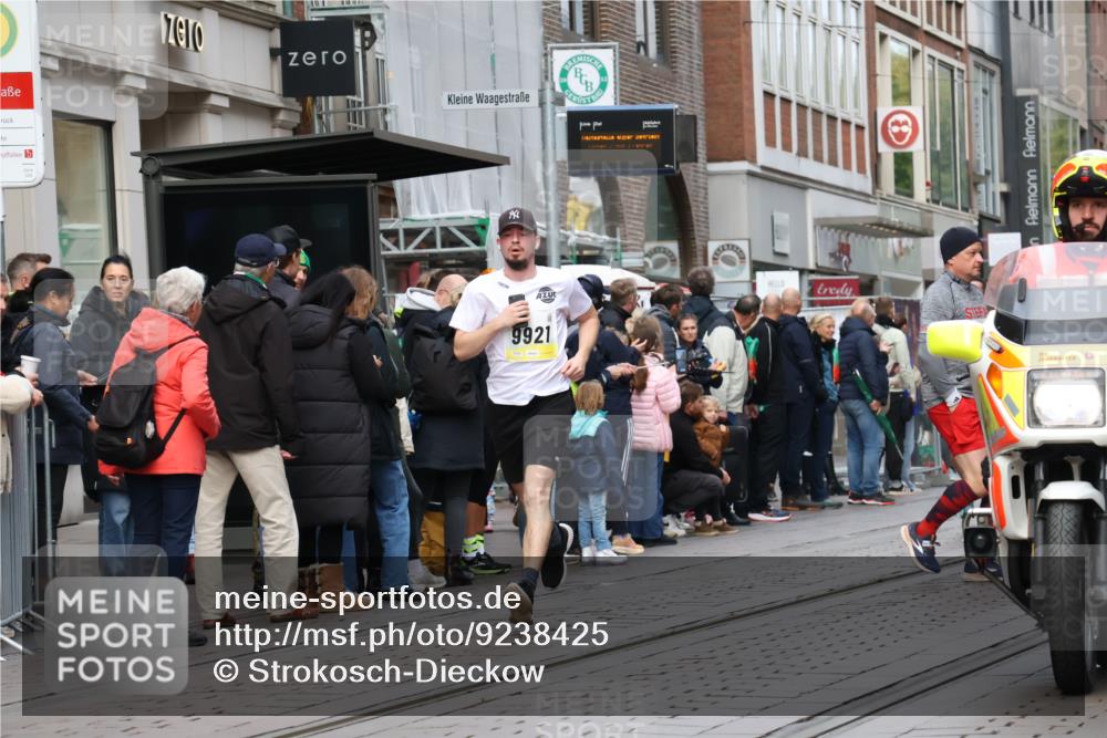 05.10.2025 - 20. swb-Marathon Bremen Strokosch-Dieckow http://msf.ph/oto/9238425 05.10.2025 10:46:09 Ziel 9009, 9207, 9366, 9400, 9921, 9961, 10268, 11167, 11268, 11462, 9009, 9207, 9366, 9400, 9921, 9961, 10268, 11167, 11268, 11462 meine-sportfotos.de