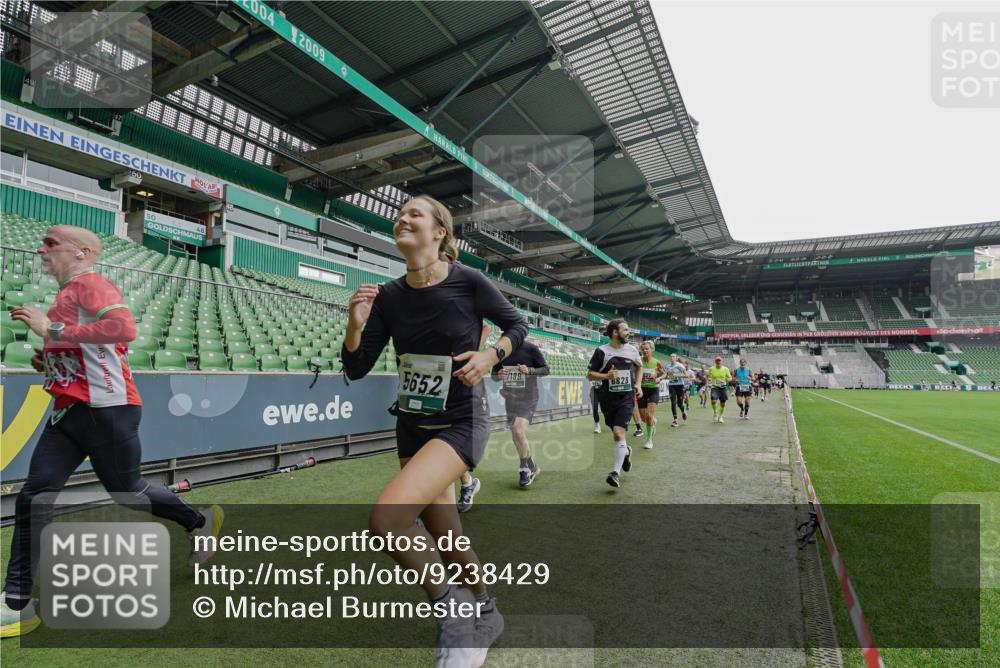 05.10.2025 - 20. swb-Marathon Bremen Michael Burmester http://msf.ph/oto/9238429 05.10.2025 13:02:18 Laufen im Stadion 97, 428, 493, 518, 729, 772, 843, 921, 1030, 1121, 1256, 1348, 1361, 1452, 1704, 1733, 1744, 1759, 1856, 1899, 1924, 1933, 2143, 2245, 2272, 2306, 2555, 2772, 2774, 2796, 2910, 2912, 2991, 3053, 3206, 3208, 3217, 3424, 3525, 3526, 3673, 3861, 3917, 3926, 3930, 4017, 4018, 4129, 4322, 4364, 4409, 4444, 4464, 4477, 4481, 4564, 4688, 4705, 4817, 4847, 4882, 4885, 4947, 4980, 4985, 5309, 5557, 5570, 5580, 5652, 5731, 5893, 5934, 6157, 6325, 6328, 6382, 7217, 7433, 7659, 152 meine-sportfotos.de