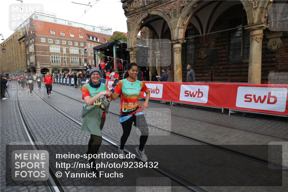 05.10.2025 - 20. swb-Marathon Bremen Yannick Fuchs http://msf.ph/oto/9238432 05.10.2025 11:07:03 Ziel 8574, 9321, 9605, 9826, 9942, 9976, 10396, 10580, 11355, 11389, 11414, 11497, 11622 meine-sportfotos.de
