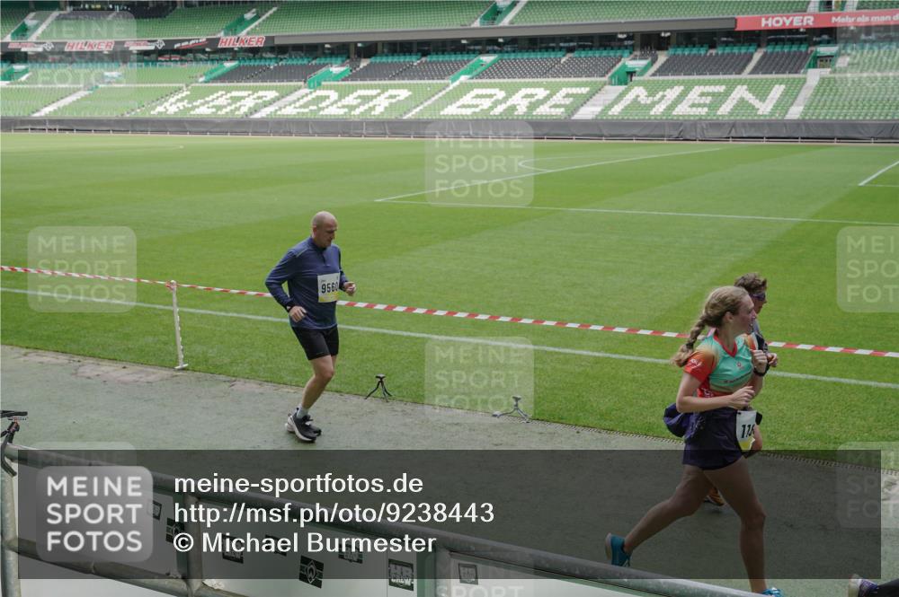 05.10.2025 - 20. swb-Marathon Bremen Michael Burmester http://msf.ph/oto/9238443 05.10.2025 10:33:38 Laufen im Stadion 5172, 7077, 9000, 9221, 9258, 9260, 9282, 9314, 9359, 9367, 9402, 9424, 9520, 9521, 9529, 9539, 9541, 9560, 9569, 9570, 9574, 9577, 9633, 9654, 9703, 9717, 9811, 9835, 9855, 9881, 9882, 9900, 9902, 9935, 10008, 10015, 10028, 10032, 10042, 10107, 10180, 10195, 10231, 10232, 10233, 10234, 10253, 10256, 10287, 10302, 10307, 10323, 10387, 10394, 10466, 10475, 10484, 10533, 10546, 10590, 10591, 10755, 10758, 10794, 10915, 10992, 9195, 9197, 9295, 9392, 9407, 9461, 9492 meine-sportfotos.de