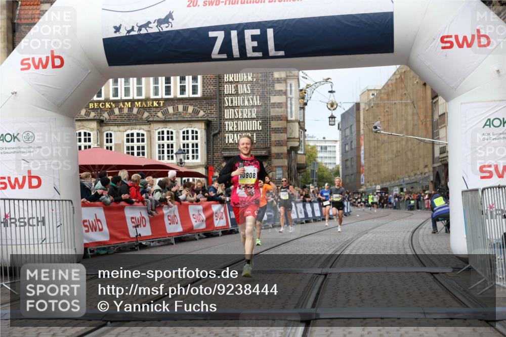 05.10.2025 - 20. swb-Marathon Bremen Yannick Fuchs http://msf.ph/oto/9238444 05.10.2025 10:39:25 Ziel 9239, 9863, 10908, 11067 meine-sportfotos.de