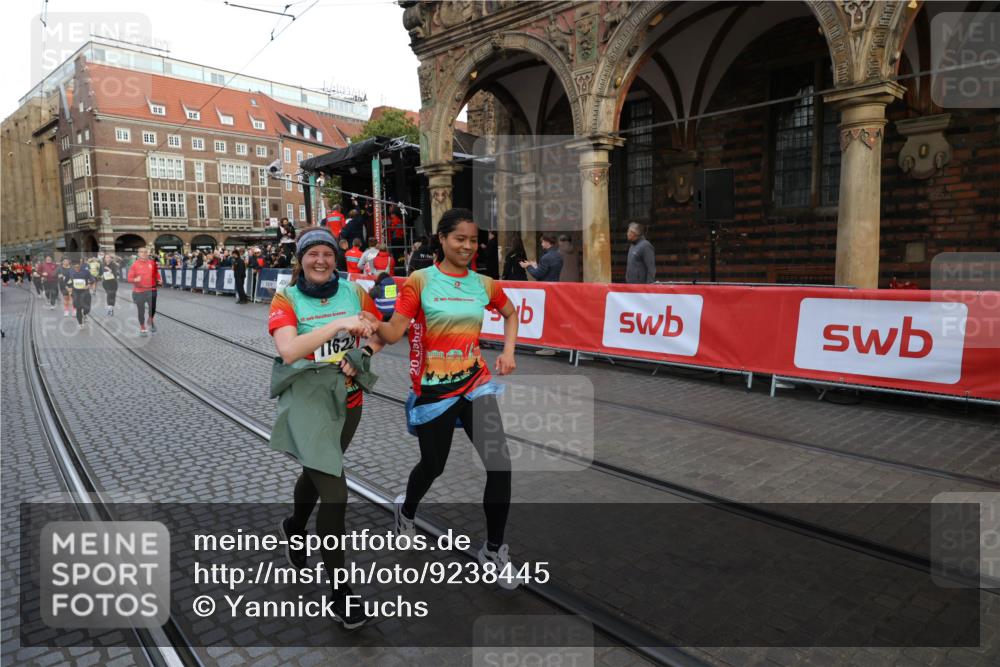 05.10.2025 - 20. swb-Marathon Bremen Yannick Fuchs http://msf.ph/oto/9238445 05.10.2025 11:07:03 Ziel 8574, 9321, 9605, 9826, 9942, 9976, 10396, 10580, 11355, 11389, 11414, 11497, 11622 meine-sportfotos.de
