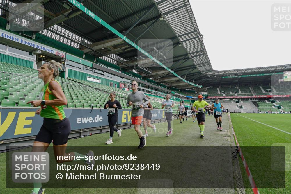 05.10.2025 - 20. swb-Marathon Bremen Michael Burmester http://msf.ph/oto/9238449 05.10.2025 13:02:20 Laufen im Stadion 97, 428, 493, 518, 729, 772, 843, 921, 1030, 1121, 1256, 1348, 1361, 1452, 1704, 1733, 1744, 1759, 1856, 1899, 1924, 1933, 2143, 2245, 2272, 2306, 2555, 2772, 2774, 2796, 2910, 2912, 3053, 3206, 3208, 3217, 3424, 3525, 3526, 3673, 3861, 3917, 3926, 3930, 4017, 4018, 4129, 4322, 4364, 4409, 4444, 4464, 4477, 4481, 4564, 4688, 4705, 4817, 4847, 4882, 4885, 4985, 5570, 5580, 5652, 5731, 5893, 5934, 6157, 6325, 6328, 6382, 7217, 7433, 7659, 152, 1933 meine-sportfotos.de