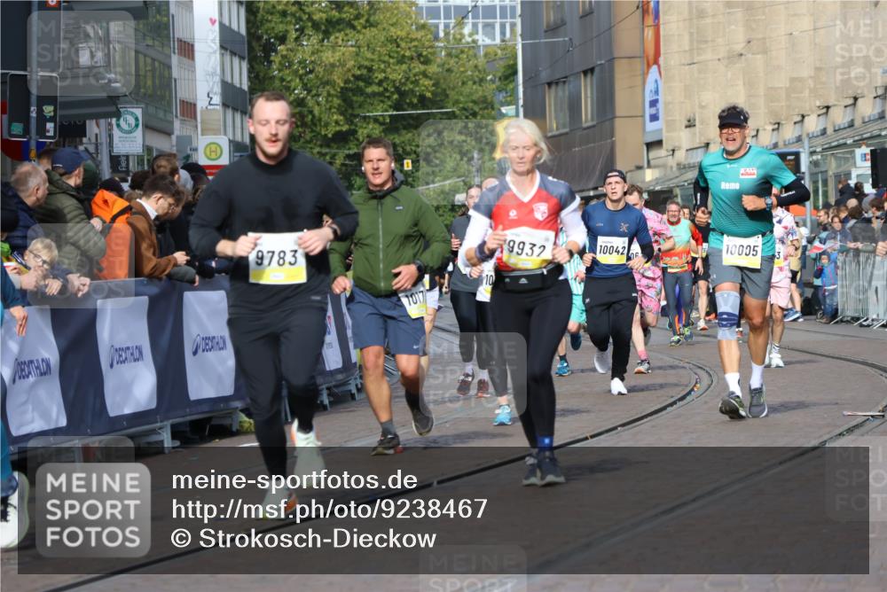 05.10.2025 - 20. swb-Marathon Bremen Strokosch-Dieckow http://msf.ph/oto/9238467 05.10.2025 10:56:22 Ziel 9424, 9783, 9790, 9932, 10005, 10028, 10179, 10191, 10196, 10387, 10424, 10546, 10590, 11662, 11723 meine-sportfotos.de