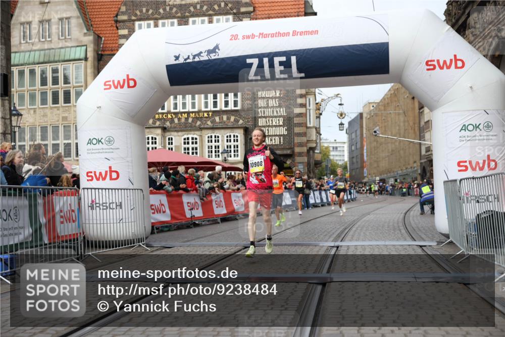 05.10.2025 - 20. swb-Marathon Bremen Yannick Fuchs http://msf.ph/oto/9238484 05.10.2025 10:39:26 Ziel 7111, 9239, 9863, 10908, 11067 meine-sportfotos.de