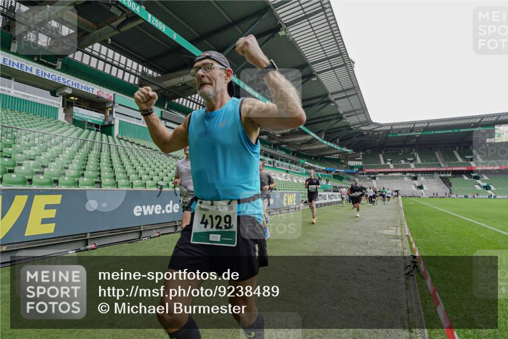 05.10.2025 - 20. swb-Marathon Bremen Michael Burmester http://msf.ph/oto/9238489 05.10.2025 13:02:23 Laufen im Stadion 97, 428, 518, 729, 772, 843, 921, 1030, 1121, 1256, 1348, 1361, 1405, 1452, 1704, 1733, 1744, 1759, 1856, 1899, 1924, 2143, 2245, 2272, 2306, 2393, 2555, 2772, 2774, 2796, 2910, 2912, 3053, 3206, 3208, 3217, 3424, 3525, 3526, 3861, 3917, 3926, 3930, 4017, 4018, 4129, 4322, 4364, 4409, 4444, 4464, 4477, 4481, 4564, 4688, 4705, 4817, 4847, 4882, 4885, 4985, 5570, 5580, 5652, 5893, 5934, 6157, 6325, 6328, 6382, 7217, 7433, 7659, 152, 493, 1933 meine-sportfotos.de