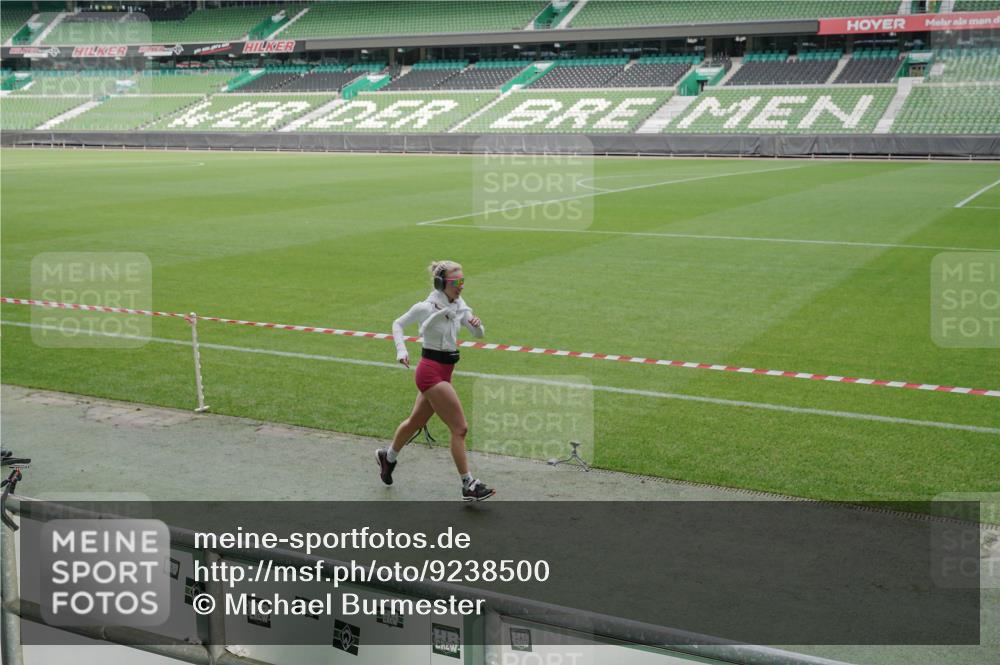 05.10.2025 - 20. swb-Marathon Bremen Michael Burmester http://msf.ph/oto/9238500 05.10.2025 10:33:41 Laufen im Stadion 5172, 7077, 9000, 9221, 9258, 9260, 9282, 9314, 9359, 9424, 9489, 9520, 9521, 9529, 9539, 9541, 9560, 9569, 9570, 9577, 9633, 9654, 9703, 9717, 9811, 9835, 9855, 9881, 9882, 9902, 9935, 10008, 10015, 10028, 10032, 10107, 10180, 10195, 10231, 10232, 10233, 10234, 10253, 10256, 10287, 10302, 10307, 10323, 10387, 10394, 10466, 10475, 10484, 10533, 10546, 10590, 10591, 10755, 10758, 10794, 10915, 10992, 9195, 9197, 9295, 9367, 9392, 9402, 9407, 9461, 9492 meine-sportfotos.de