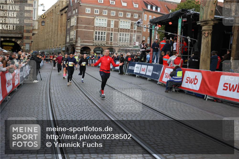 05.10.2025 - 20. swb-Marathon Bremen Yannick Fuchs http://msf.ph/oto/9238502 05.10.2025 11:07:04 Ziel 8574, 9321, 9826, 9942, 9976, 10396, 10580, 11355, 11389, 11414, 11497, 11622 meine-sportfotos.de