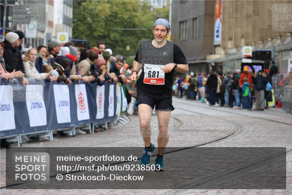 05.10.2025 - 20. swb-Marathon Bremen Strokosch-Dieckow http://msf.ph/oto/9238503 05.10.2025 12:41:25 Ziel 681 meine-sportfotos.de