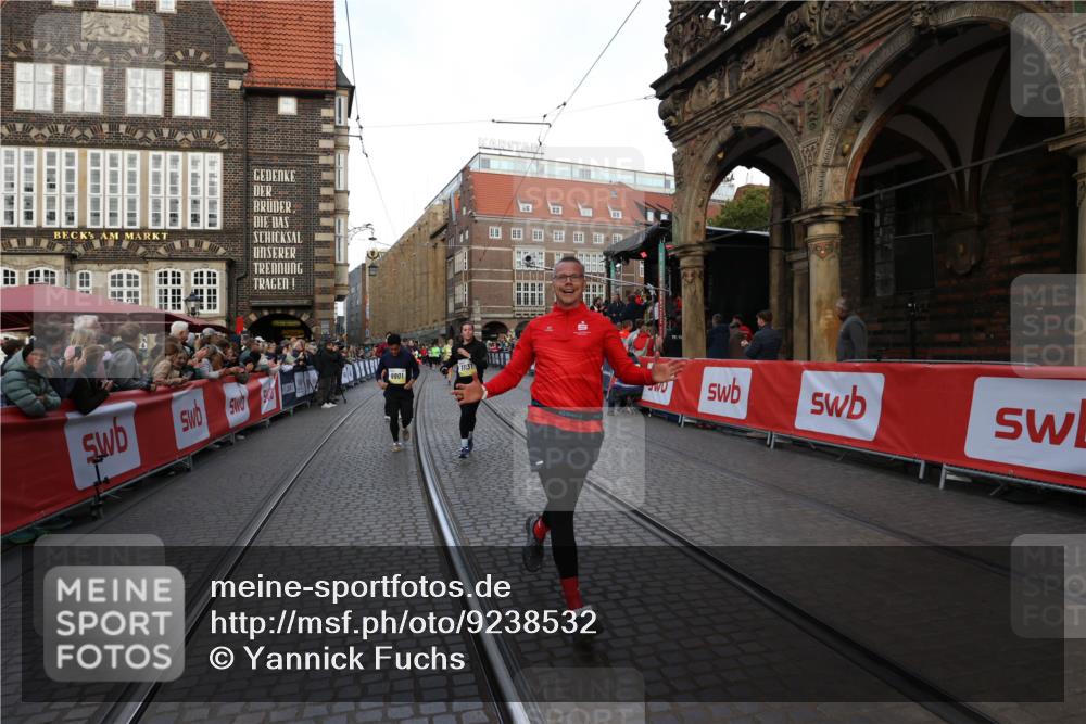 05.10.2025 - 20. swb-Marathon Bremen Yannick Fuchs http://msf.ph/oto/9238532 05.10.2025 11:07:06 Ziel 8574, 9901, 9942, 9976, 10396, 11131, 11622 meine-sportfotos.de