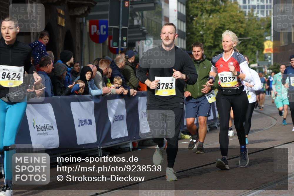 05.10.2025 - 20. swb-Marathon Bremen Strokosch-Dieckow http://msf.ph/oto/9238538 05.10.2025 10:56:23 Ziel 9424, 9783, 9790, 9932, 10005, 10028, 10179, 10191, 10196, 10387, 10424, 10546, 10590, 10648, 11253, 11571, 11662, 11723 meine-sportfotos.de