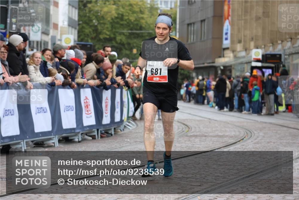 05.10.2025 - 20. swb-Marathon Bremen Strokosch-Dieckow http://msf.ph/oto/9238539 05.10.2025 12:41:25 Ziel 681 meine-sportfotos.de