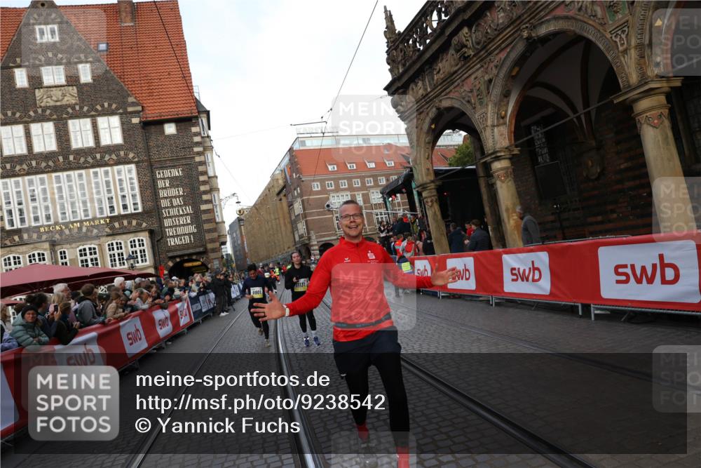 05.10.2025 - 20. swb-Marathon Bremen Yannick Fuchs http://msf.ph/oto/9238542 05.10.2025 11:07:06 Ziel 8574, 9901, 9942, 9976, 10396, 11131, 11622 meine-sportfotos.de