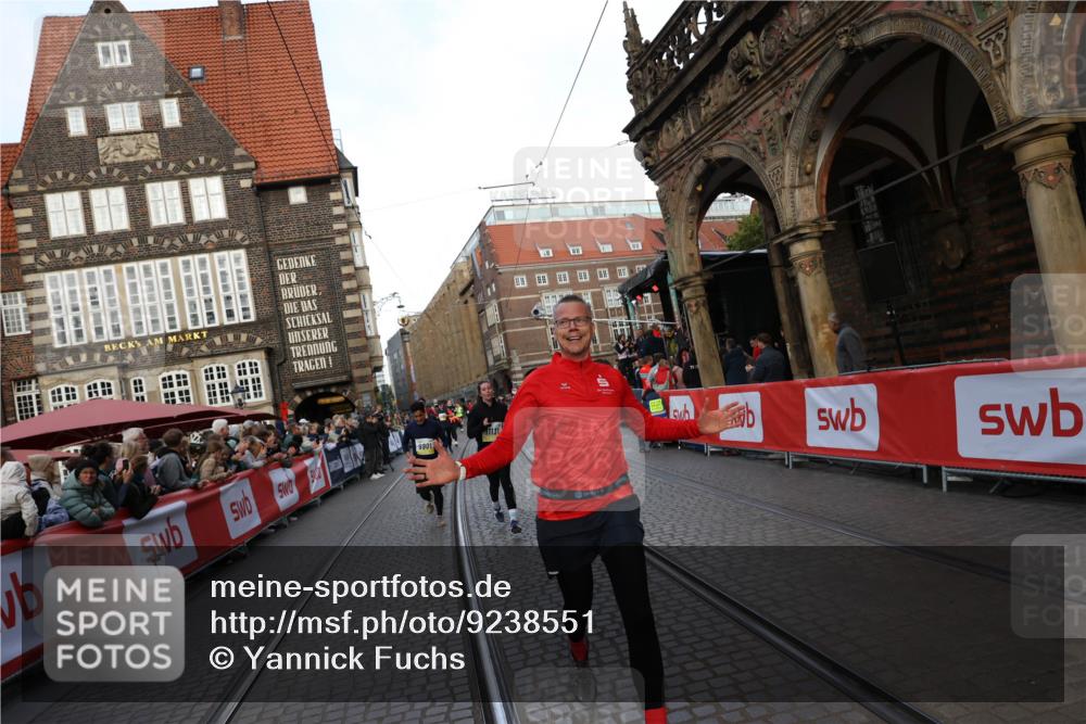 05.10.2025 - 20. swb-Marathon Bremen Yannick Fuchs http://msf.ph/oto/9238551 05.10.2025 11:07:06 Ziel 8574, 9901, 9942, 9976, 10396, 11131, 11622 meine-sportfotos.de