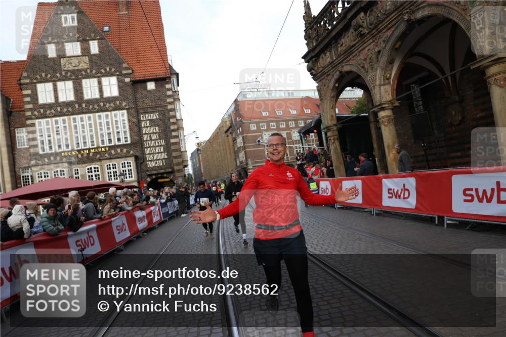 05.10.2025 - 20. swb-Marathon Bremen Yannick Fuchs http://msf.ph/oto/9238562 05.10.2025 11:07:06 Ziel 8574, 9901, 9942, 9976, 10396, 11131, 11622 meine-sportfotos.de