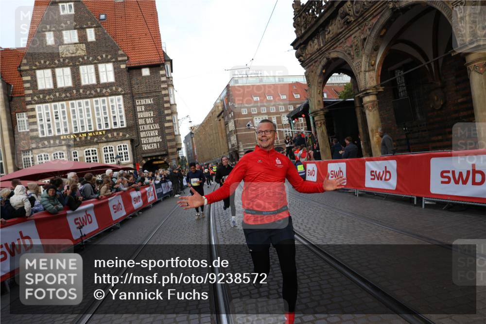 05.10.2025 - 20. swb-Marathon Bremen Yannick Fuchs http://msf.ph/oto/9238572 05.10.2025 11:07:07 Ziel 9901, 9976, 10396, 11131, 11622, 11709 meine-sportfotos.de