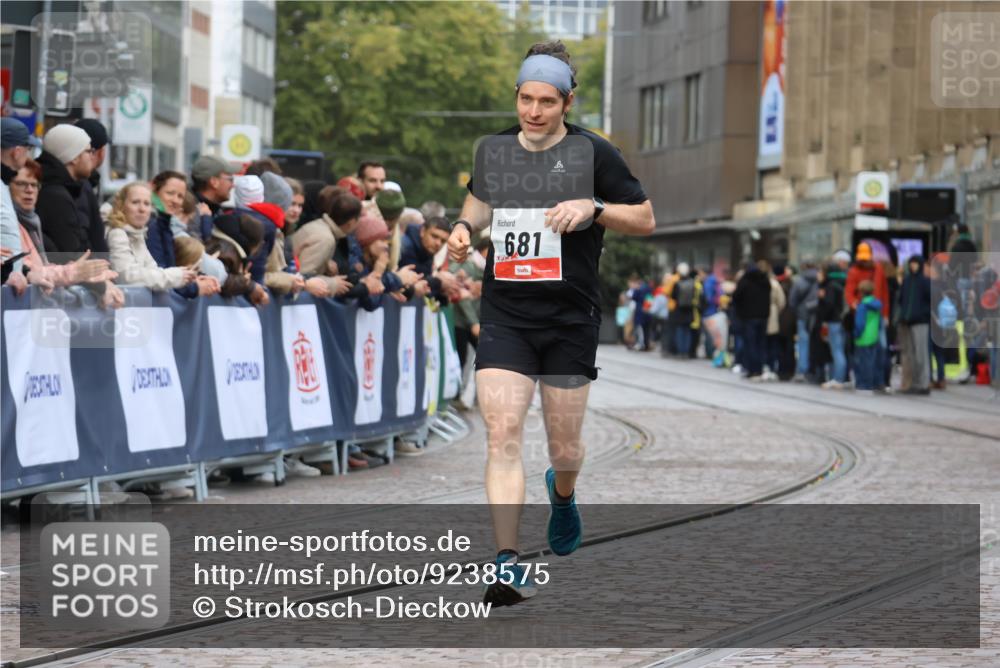 05.10.2025 - 20. swb-Marathon Bremen Strokosch-Dieckow http://msf.ph/oto/9238575 05.10.2025 12:41:25 Ziel 681 meine-sportfotos.de
