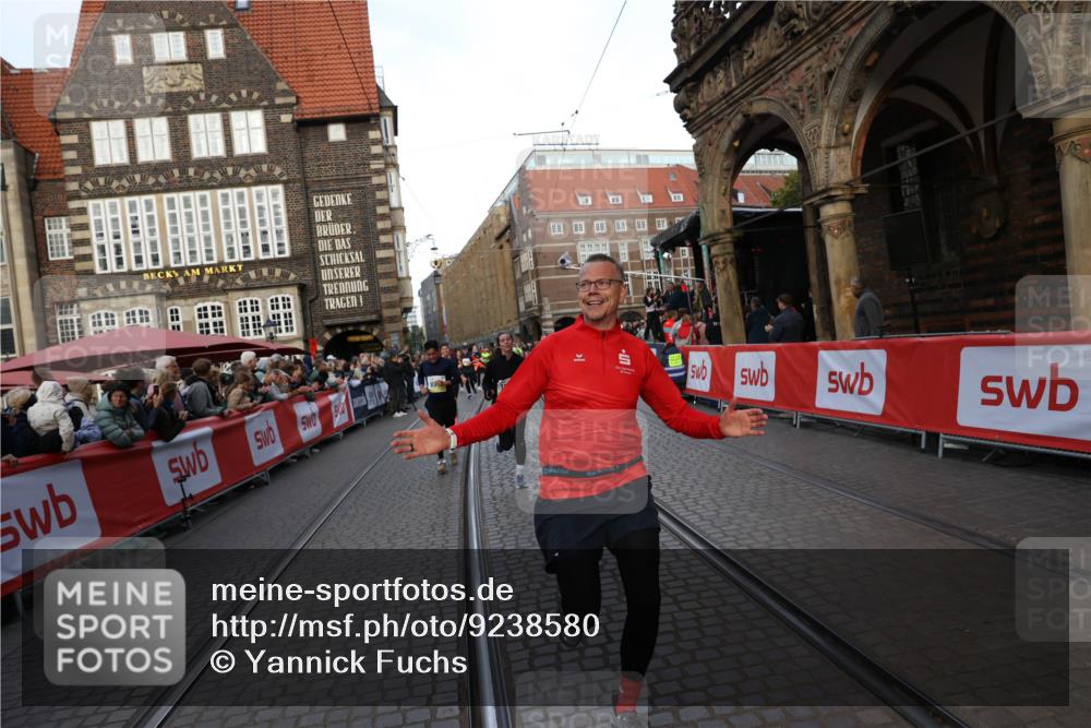 05.10.2025 - 20. swb-Marathon Bremen Yannick Fuchs http://msf.ph/oto/9238580 05.10.2025 11:07:07 Ziel 9901, 9976, 10396, 11131, 11622, 11709 meine-sportfotos.de