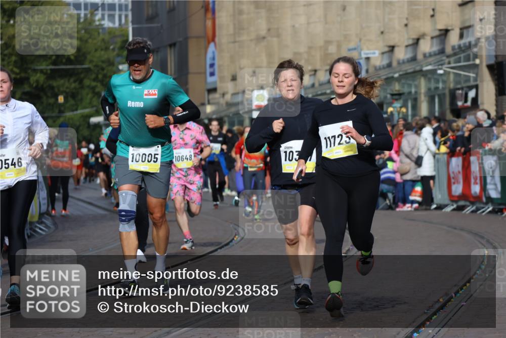 05.10.2025 - 20. swb-Marathon Bremen Strokosch-Dieckow http://msf.ph/oto/9238585 05.10.2025 10:56:25 Ziel 9424, 9783, 9790, 9932, 10005, 10028, 10179, 10191, 10387, 10424, 10546, 10590, 10648, 11100, 11253, 11571, 11662, 11723 meine-sportfotos.de